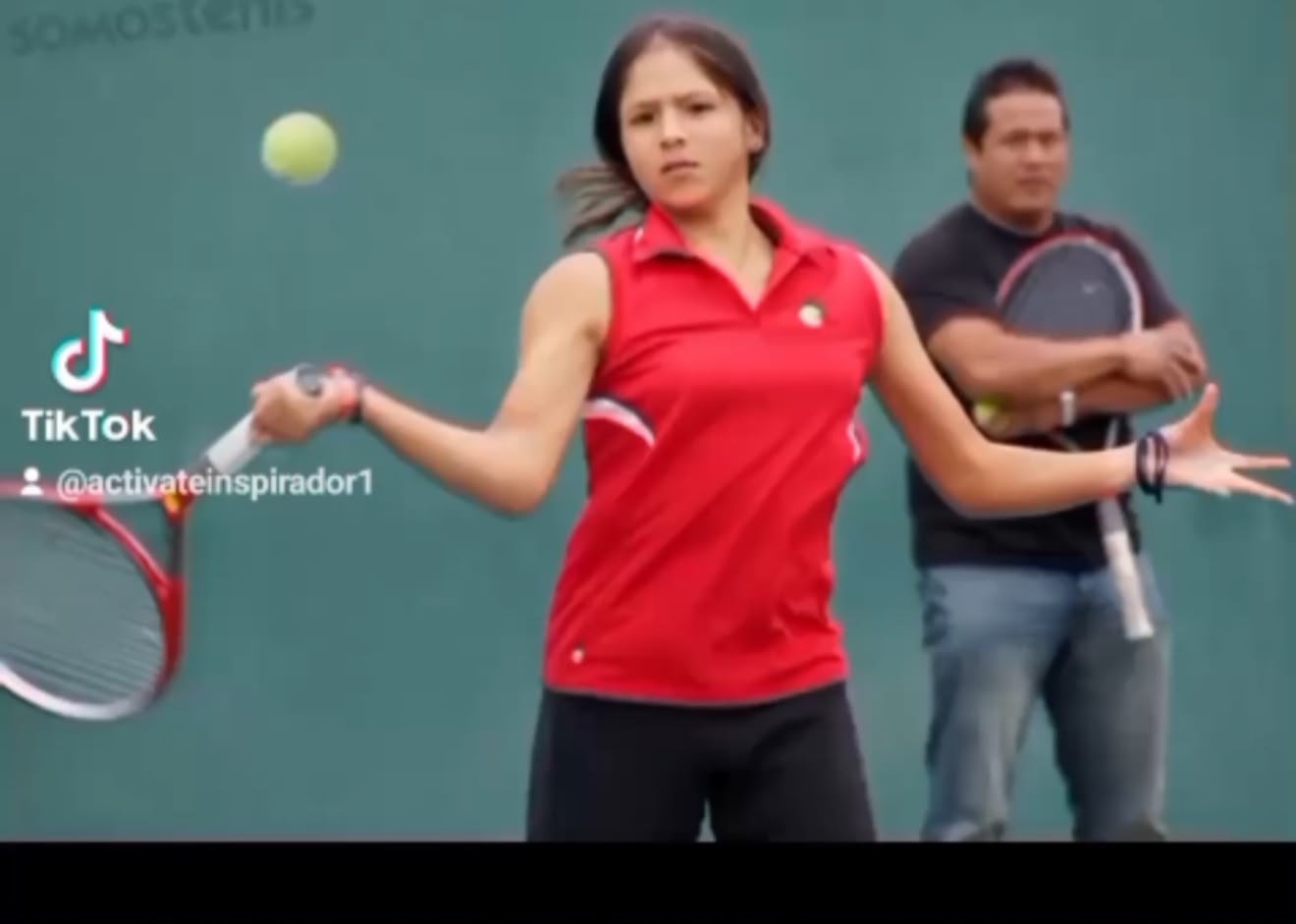 Patty Ku en acción durante una jugada de tenis