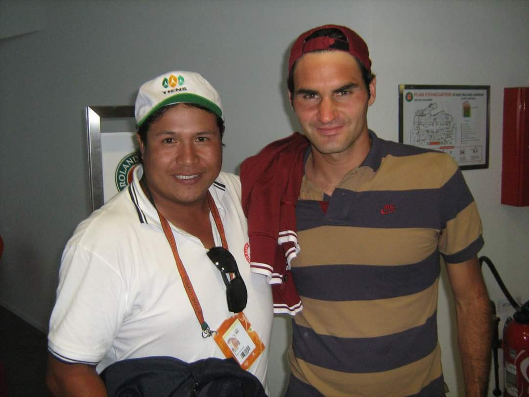Fotografía original de Fernando Ku junto a Roger Federer